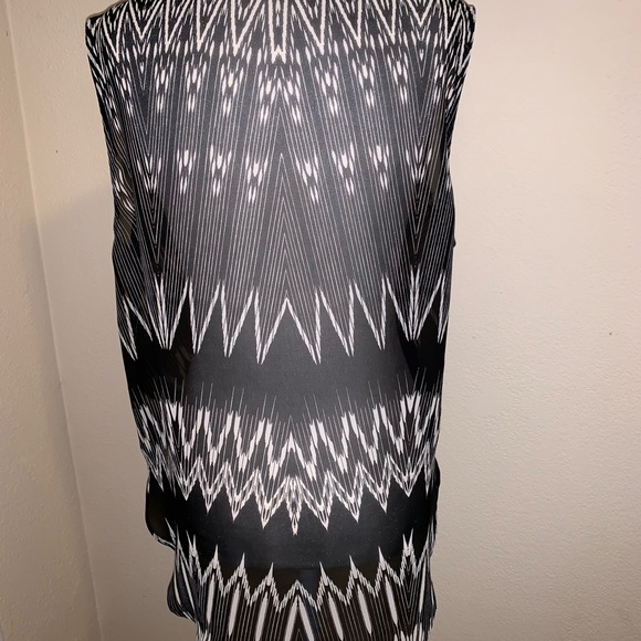 1. STATE Black and White PRINT V Neck Sleeveless - Picture 2 of 4